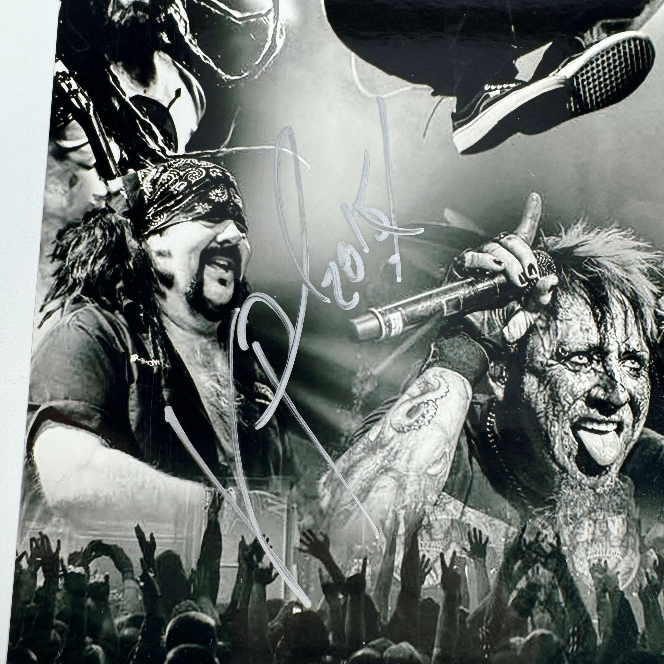 HELLYEAH PICTURE - SIGNED BY VINNIE PAUL - Image 3