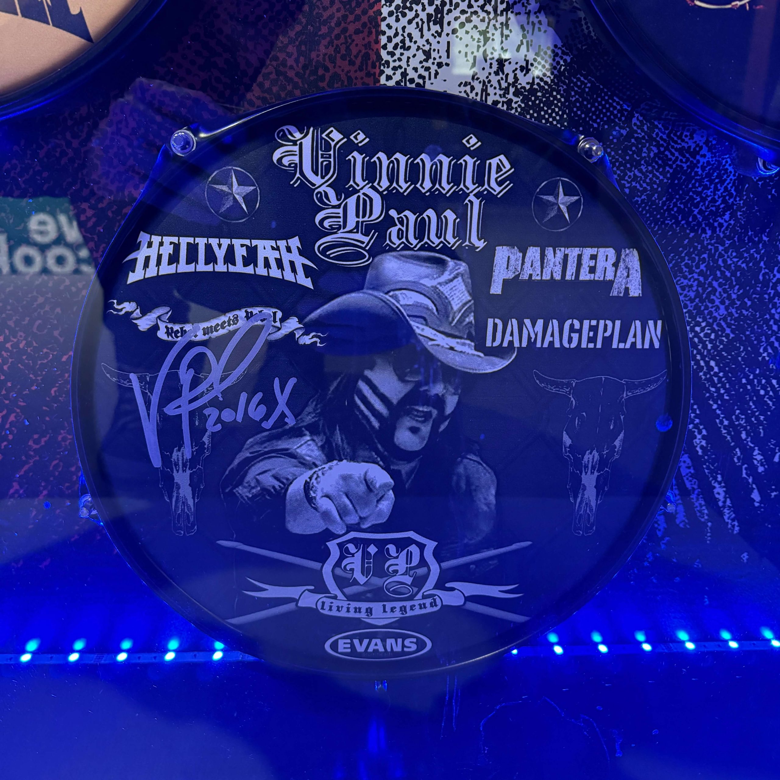 VINNIE PAUL BOX - GLOVES / STICKS / HAT OWNED BY VINNIE + 3 SIGNED DRUMHEAD - Image 6