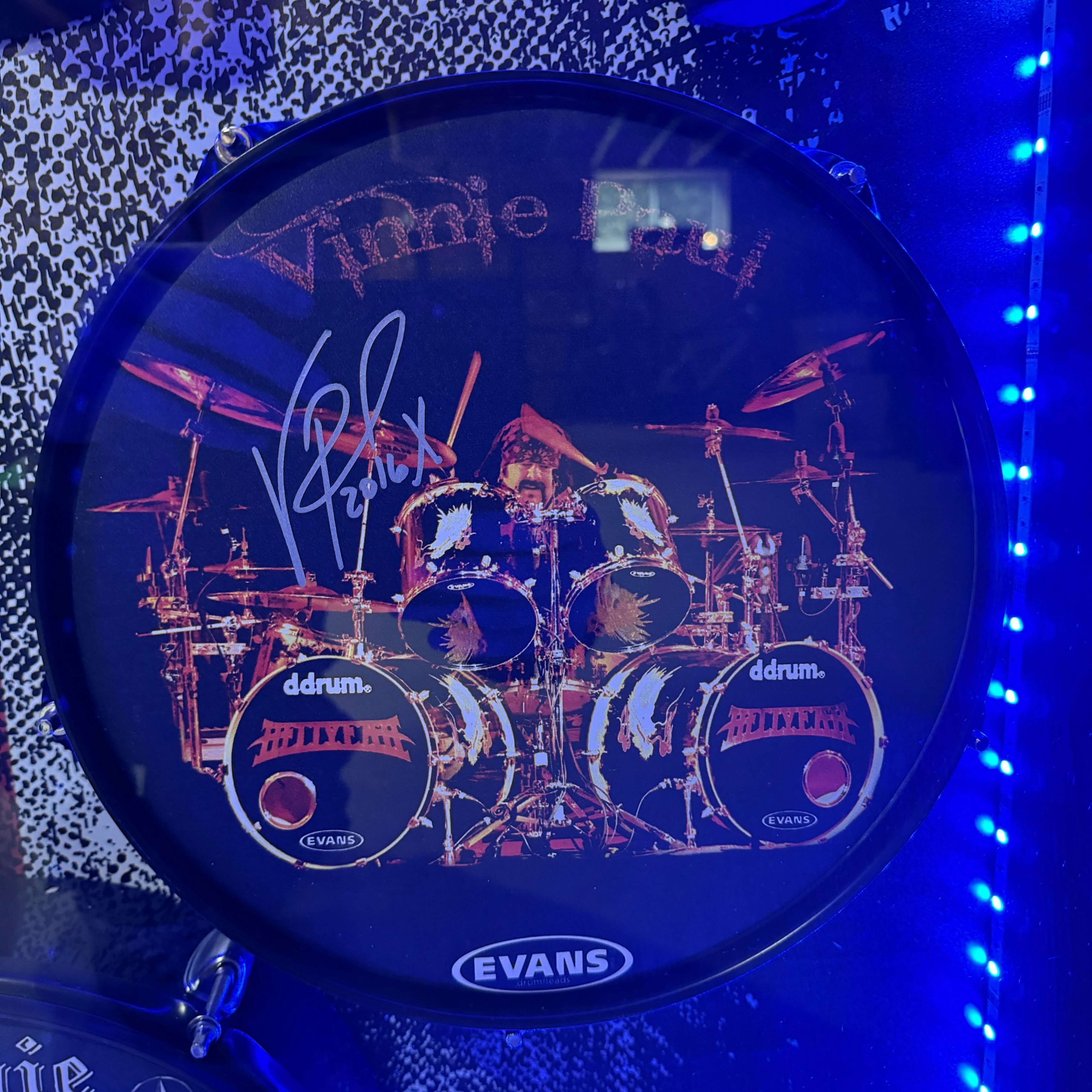 VINNIE PAUL BOX - GLOVES / STICKS / HAT OWNED BY VINNIE + 3 SIGNED DRUMHEAD - Image 7