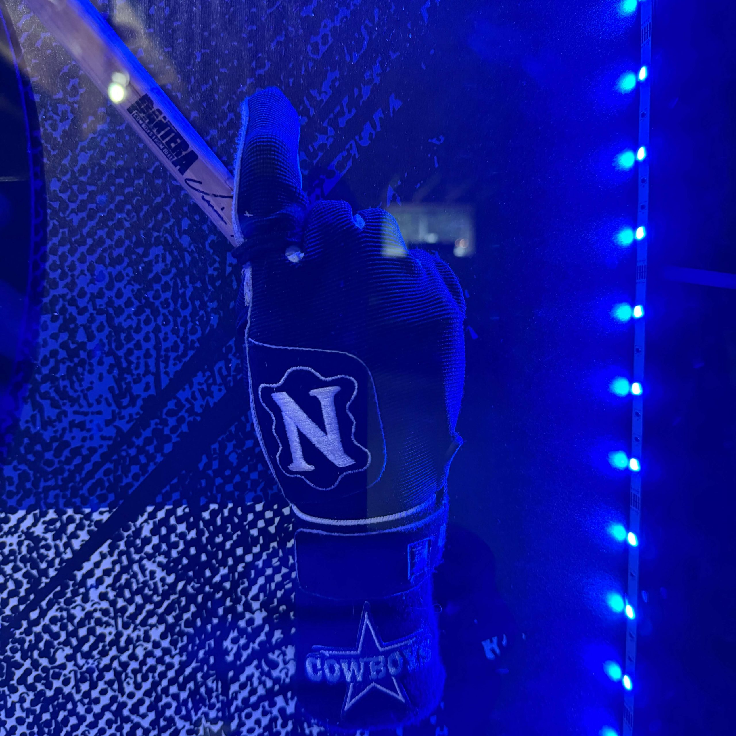VINNIE PAUL BOX - GLOVES / STICKS / HAT OWNED BY VINNIE + 3 SIGNED DRUMHEAD - Image 8